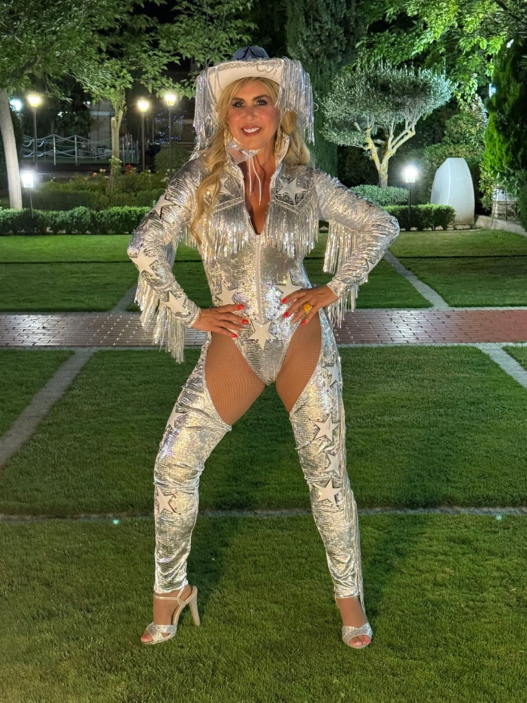 Malena Gracia con vestuario plateado de actuación